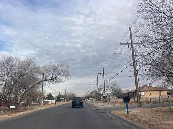 3rd image of 211 E Country Club Rd