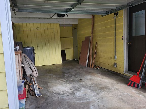 3rd image of 721 E Illinois St