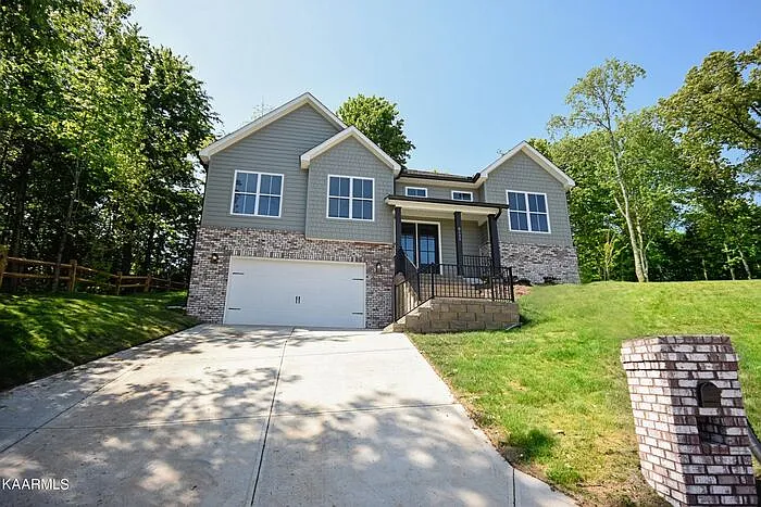 5 bed, 2.0 bath, 1895 sqft, $3,000 — Photo 2