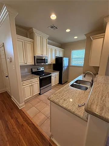 3 bed, 2.5 bath, 1556 sqft, $2,400 — Photo 3
