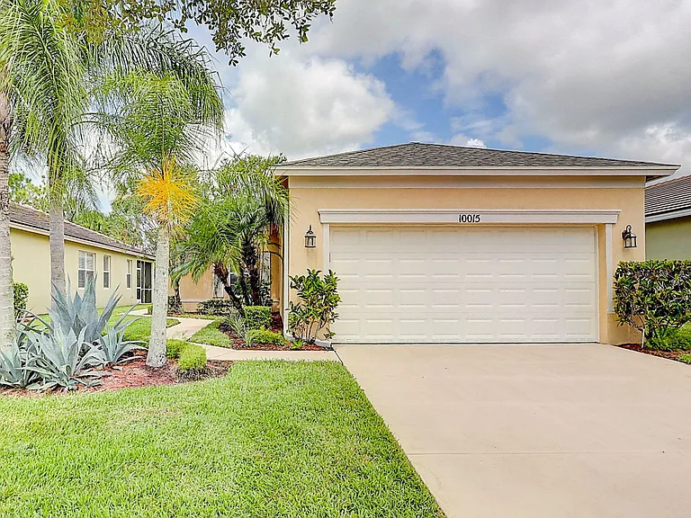 10015 SW Stonegate Dr — Photo 1