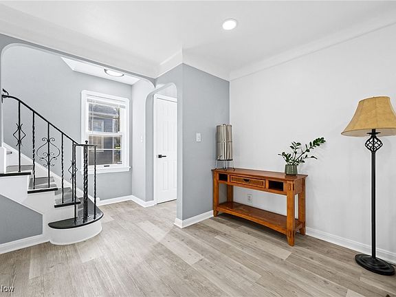 5th image of 10054 Beaconsfield Dr