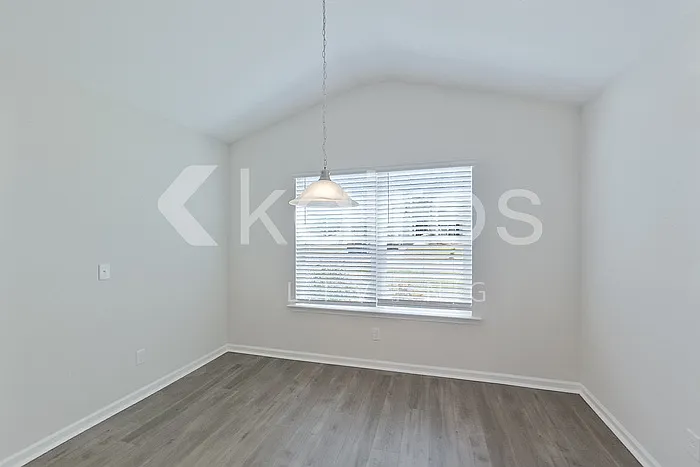 102 Lord Effingham Way — Photo 3