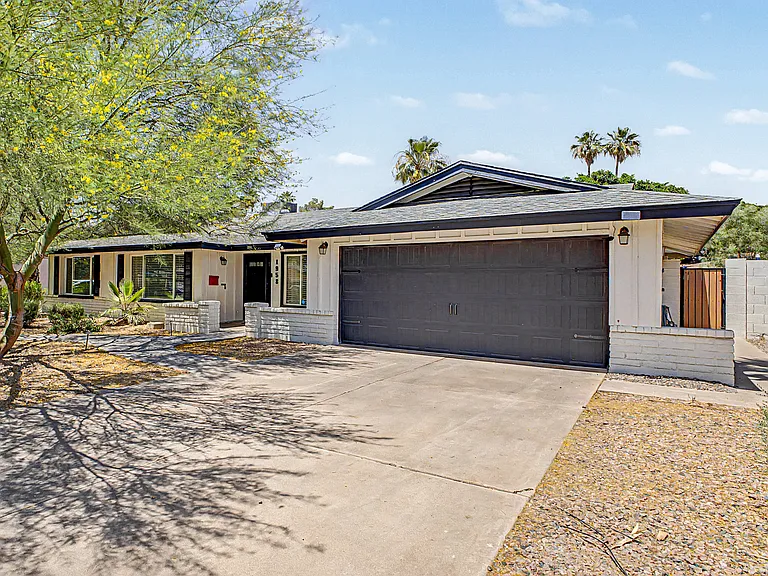 1958 E Laguna Dr — Photo 2
