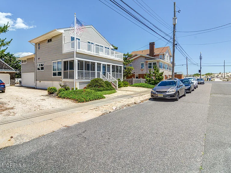 10 E St — Photo 2