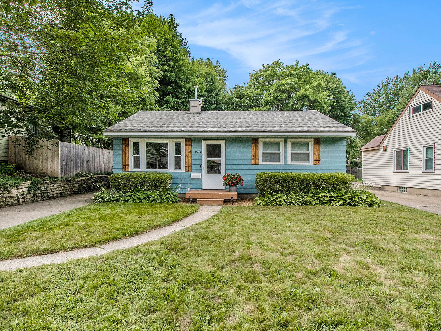 1525 Houseman Ave NE, Grand Rapids, MI 49505 | Zillow