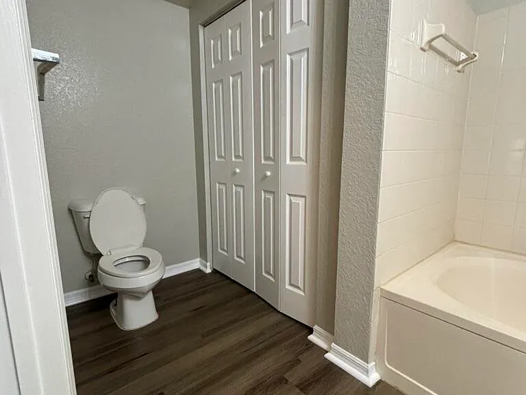 2412 Belmont Ln — Photo 7