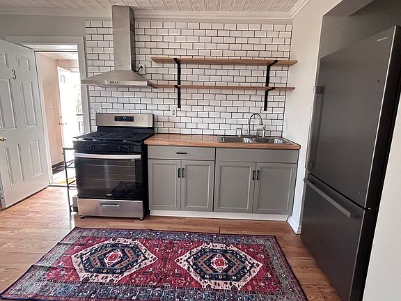 2nd image of 140 Spring St APT 3