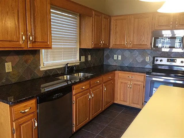 3 bed, 2.5 bath, 2534 sqft, $3,340 — Photo 2