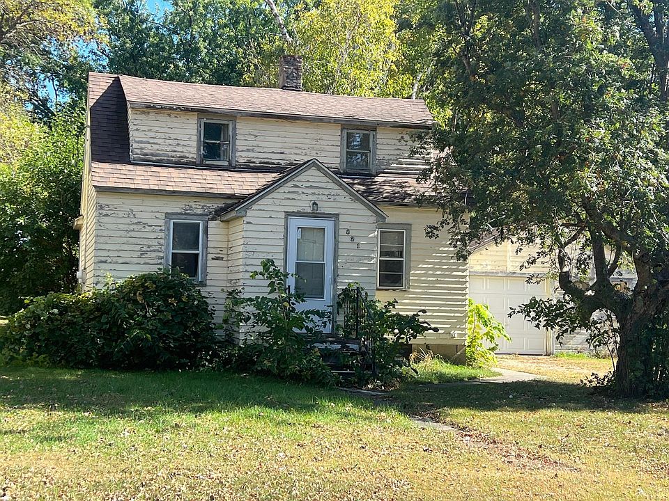 1st image of 821 1st St E