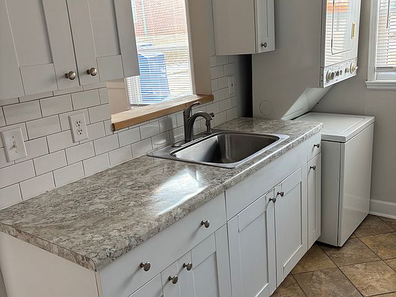 5th image of 2531 Miller Park Cir APT A