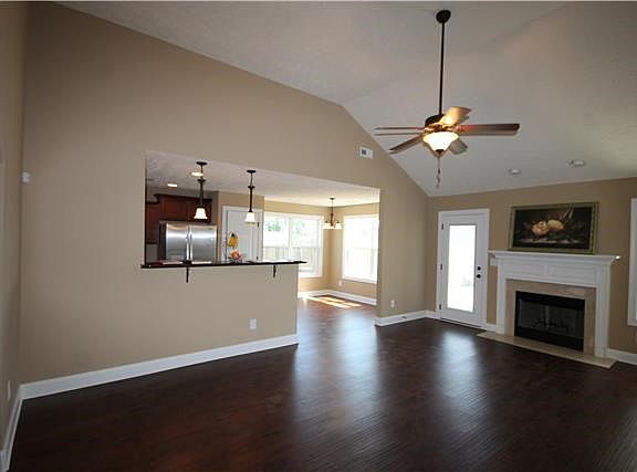 3rd image of 920 Cherry Blossom Ln