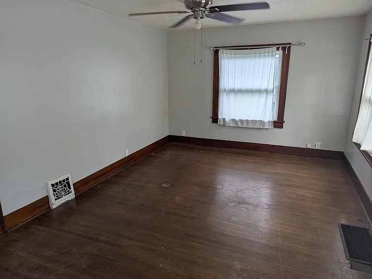 937 E Loren St — Photo 6