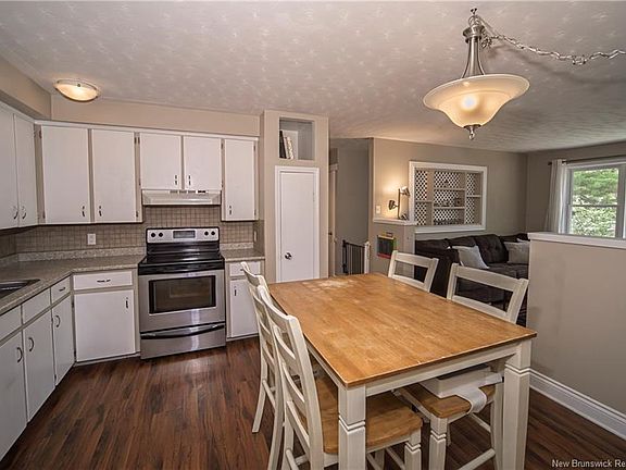 3rd image of 51 Carr St