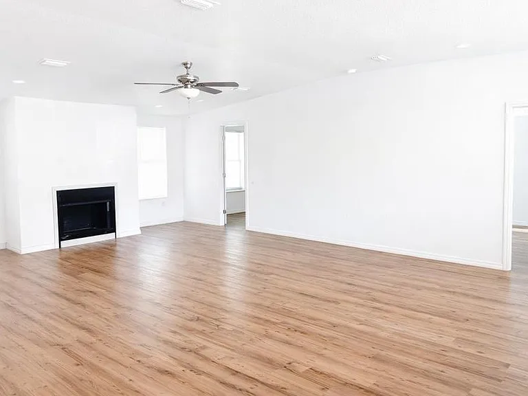 10121 Evanston Ln — Photo 4