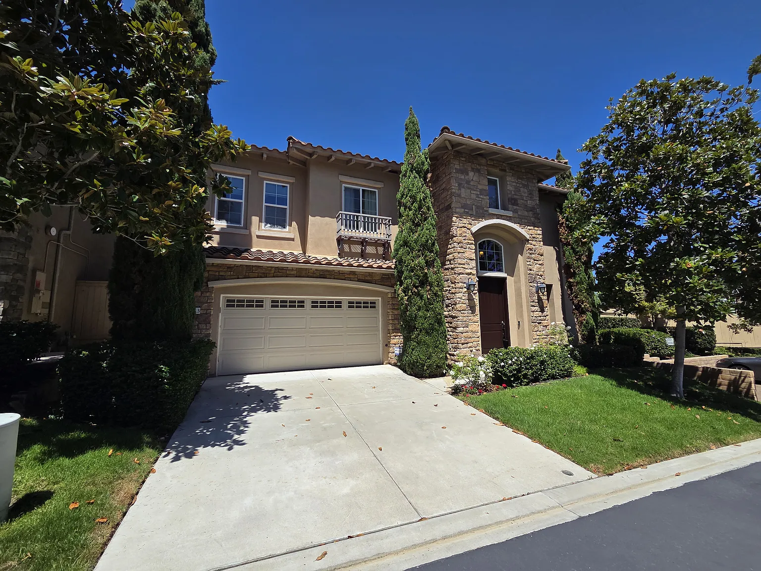 4 bed, 2.5 bath, 2600 sqft, $6,350 — Photo 1