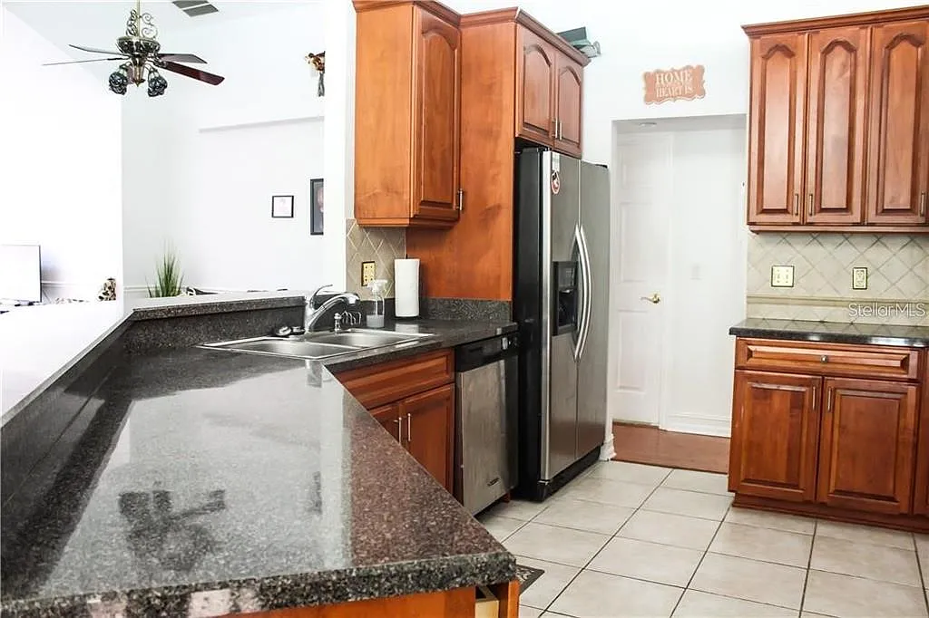 3 bed, 2.0 bath, 2258 sqft, $3,900 — Photo 4