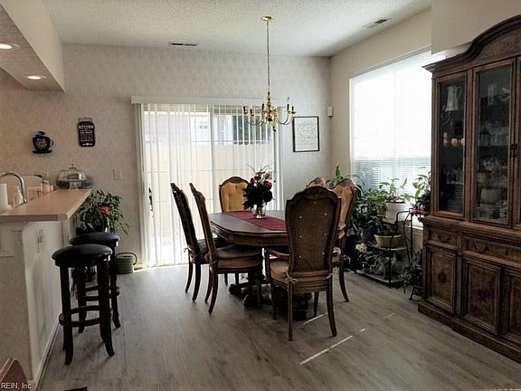 Light Brite Dining Area w/ Breakfast Bar as well.
