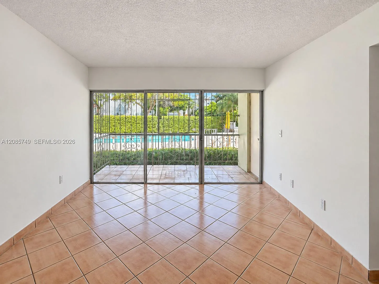 Point Bay North Condo — Photo 4