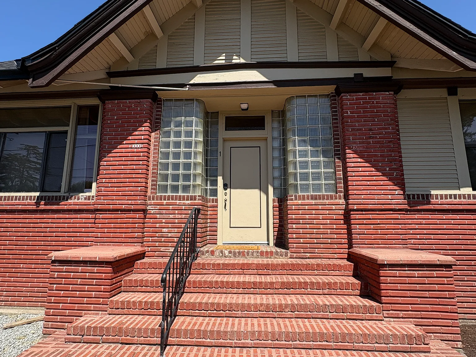 11 N Peach St — Photo 2
