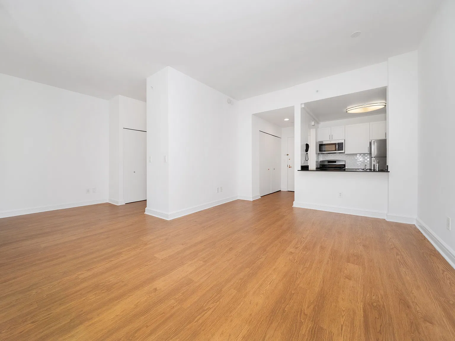 140 Riverside Boulevard — Photo 3