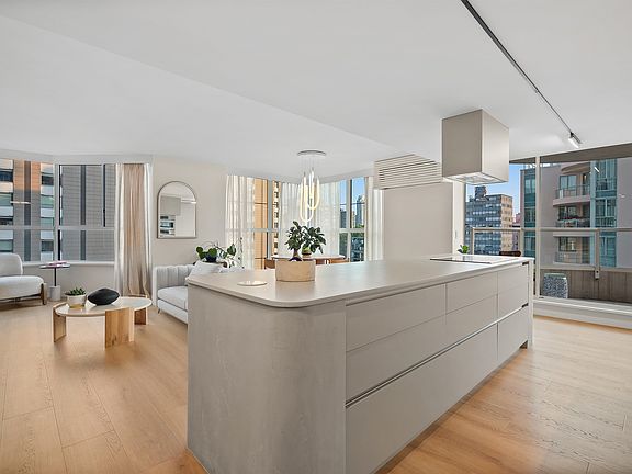 4th image of 717 Jervis St #903
