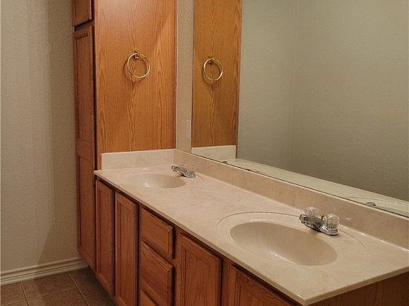5th image of 326 N 10th St