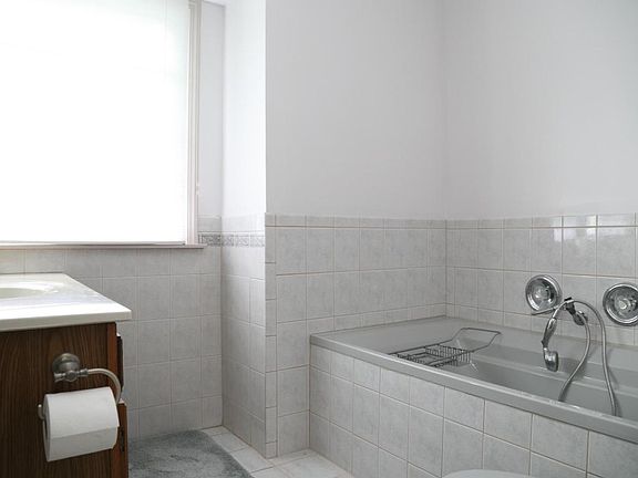 5th image of 90 Beddington Ln