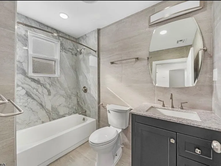 811 Jackson Ave #2 — Photo 4