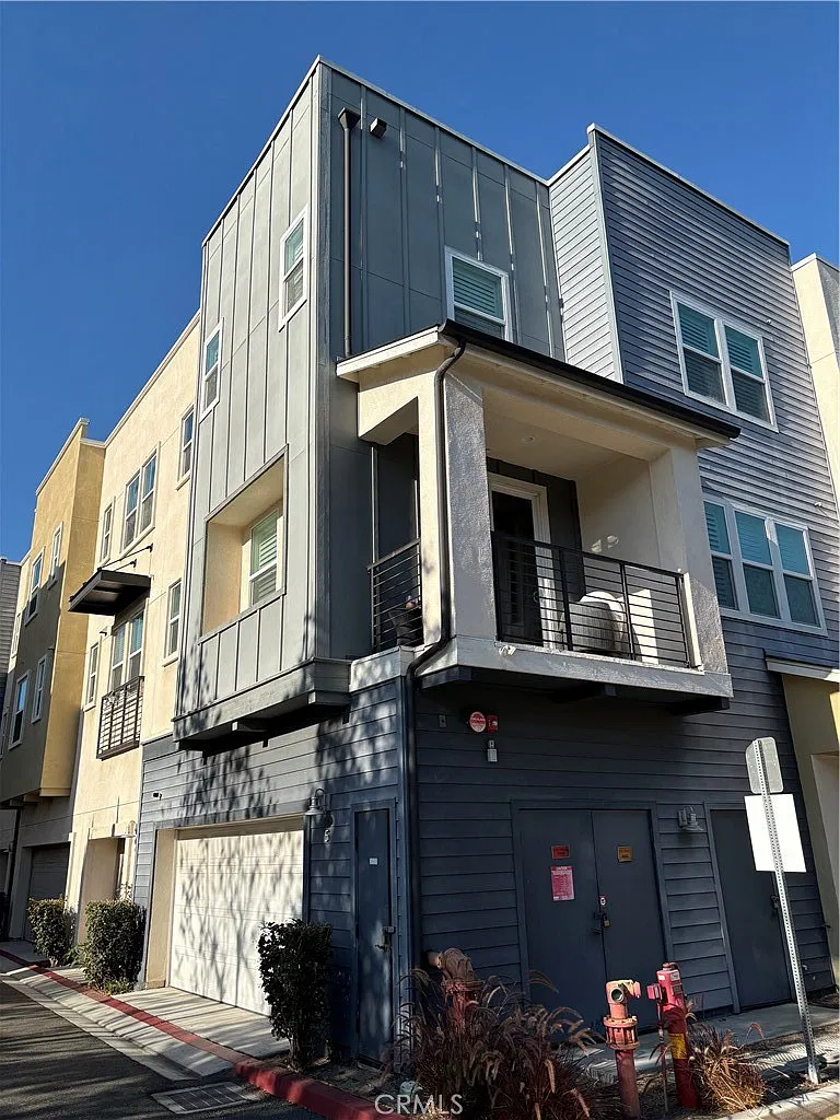 2 bed, 2.5 bath, 1279 sqft, $3,500 — Photo 2