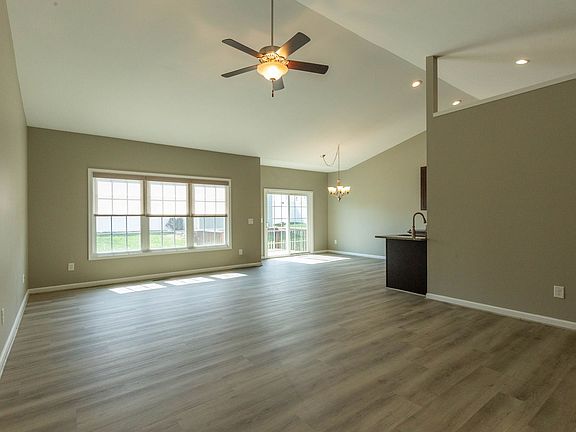 5th image of 438 Ives St