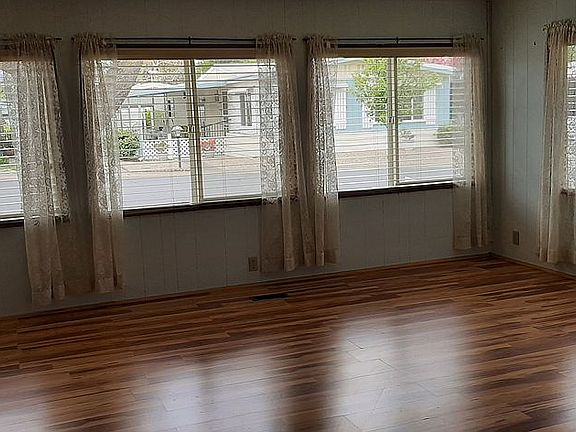 Front room/lots of windows