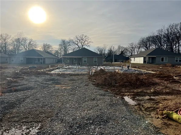 505 Buffalo Ave, Gentry, AR 72734