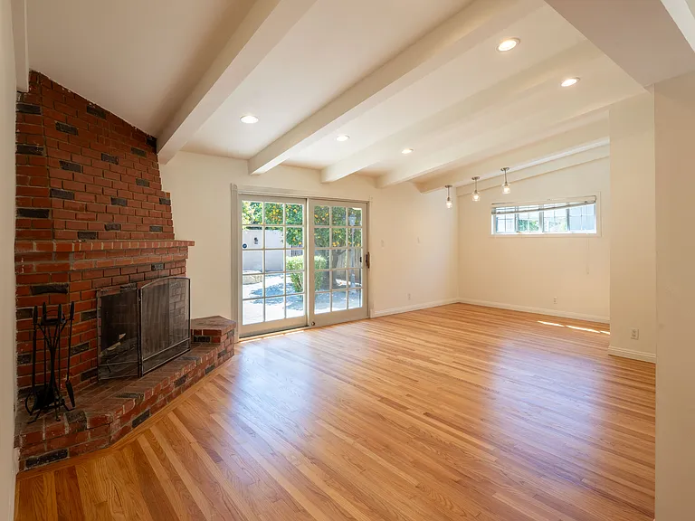 23216 Friar St — Photo 5