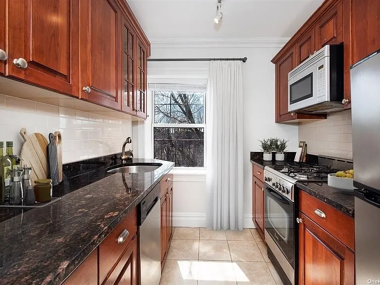 Cedar St — Photo 3
