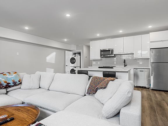 3rd image of 425 Ravenhill Ave