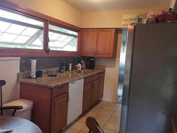 5th image of 22432 Schafer St