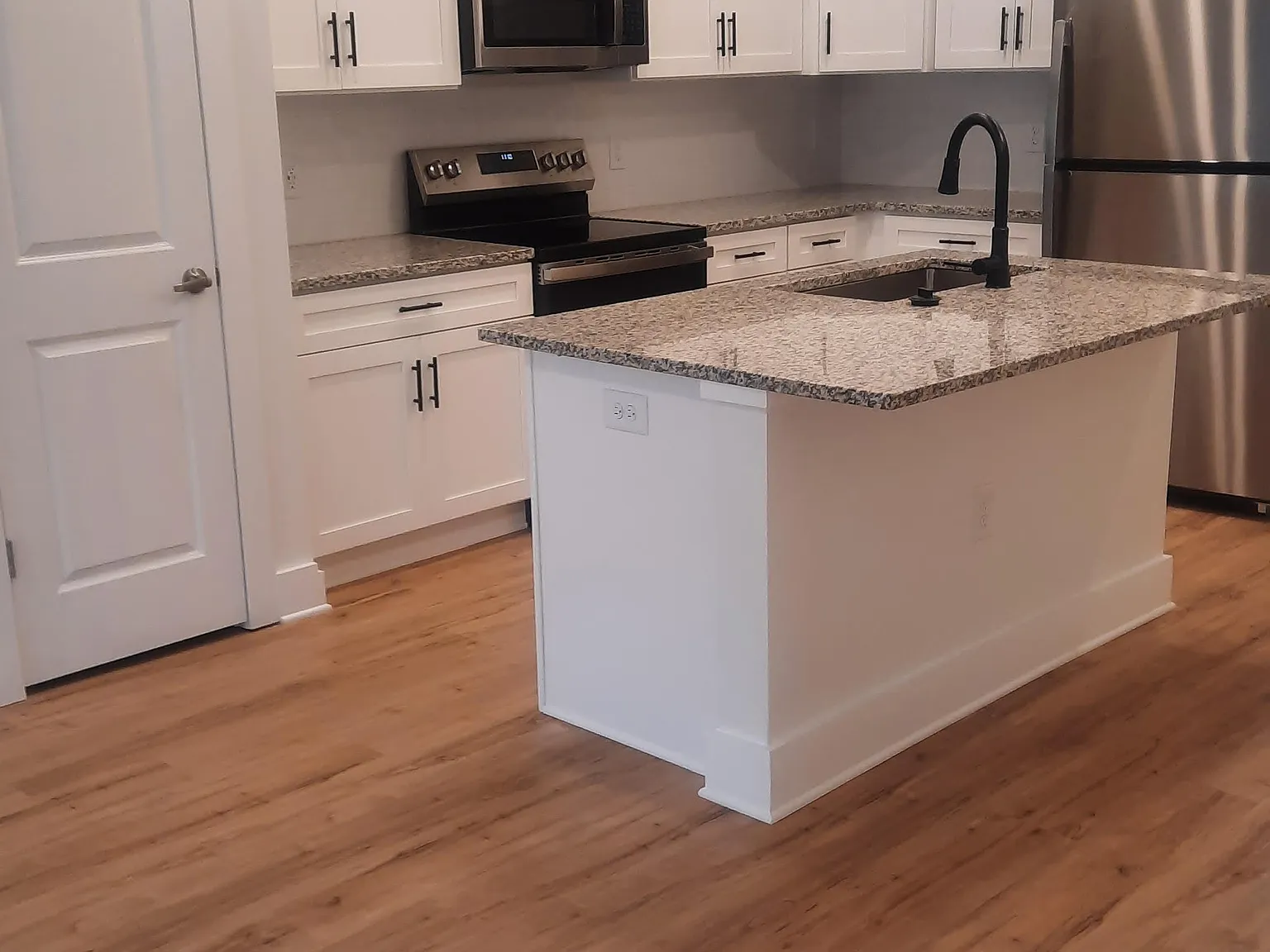 1 bed, 852 sqft, $1,450 — Photo 4