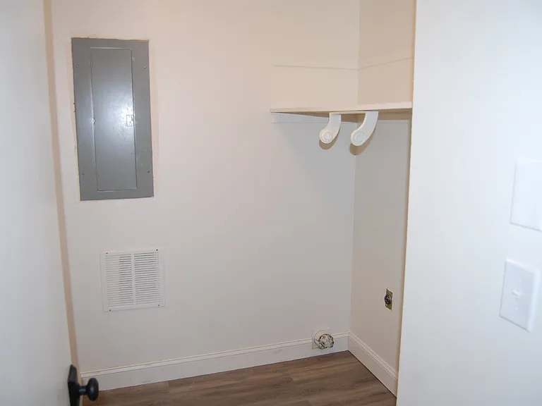 5142 Hillwood Dr — Photo 10