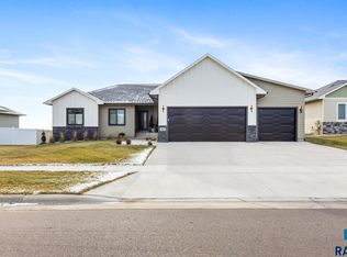 505 Mary Moore Dr E, Tea, SD 57064