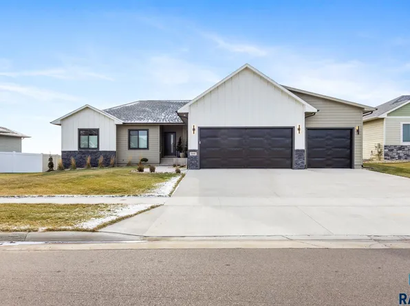 505 Mary Moore Dr E, Tea, SD 57064