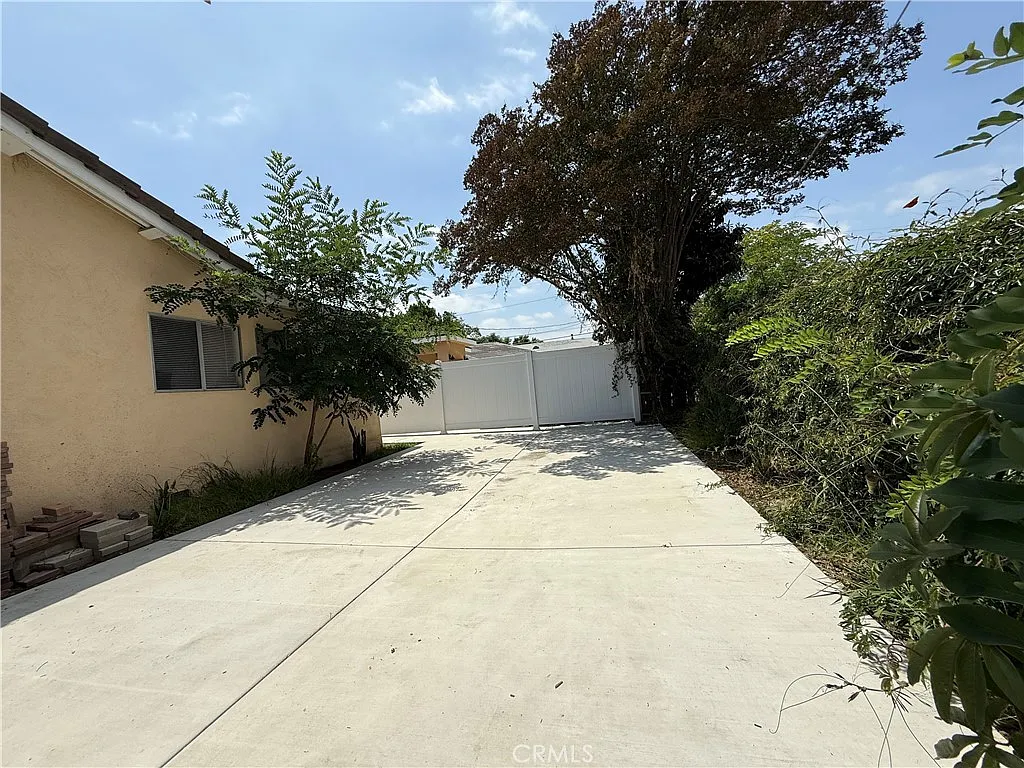 3 bed, 1178 sqft, $3,450 — Photo 3