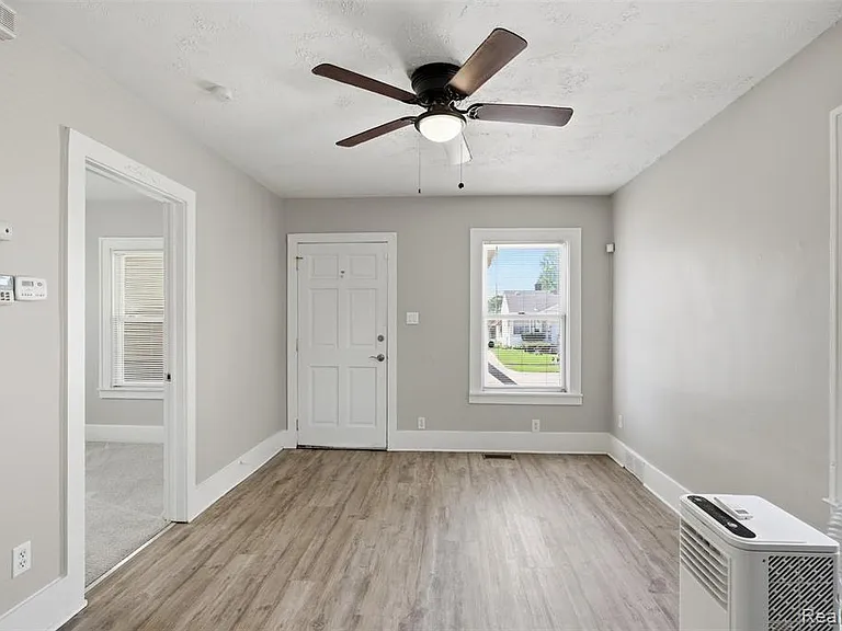 735 E Maxlow Ave — Photo 7