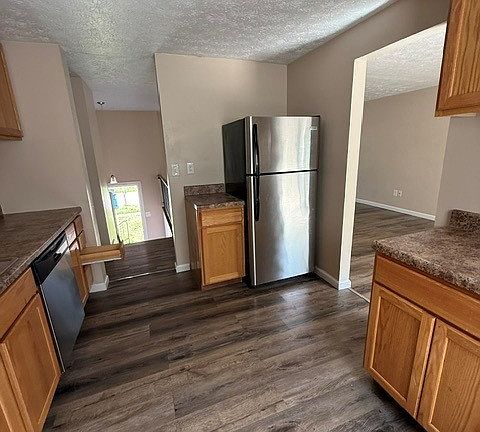 5th image of 672 Holiday Dr
