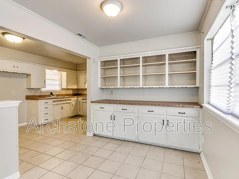 1424 Tanglewood Dr — Photo 8