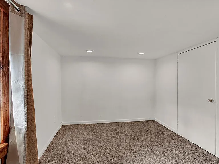 220 Crest Ave — Photo 6