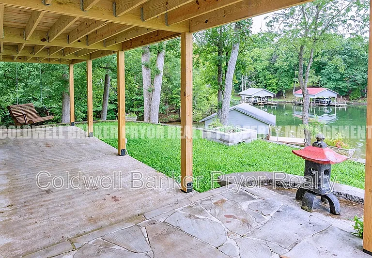 165 Lakeshore Ct — Photo 43