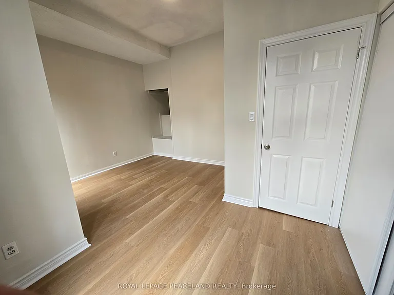 558 Spadina Cres #2 — Photo 4
