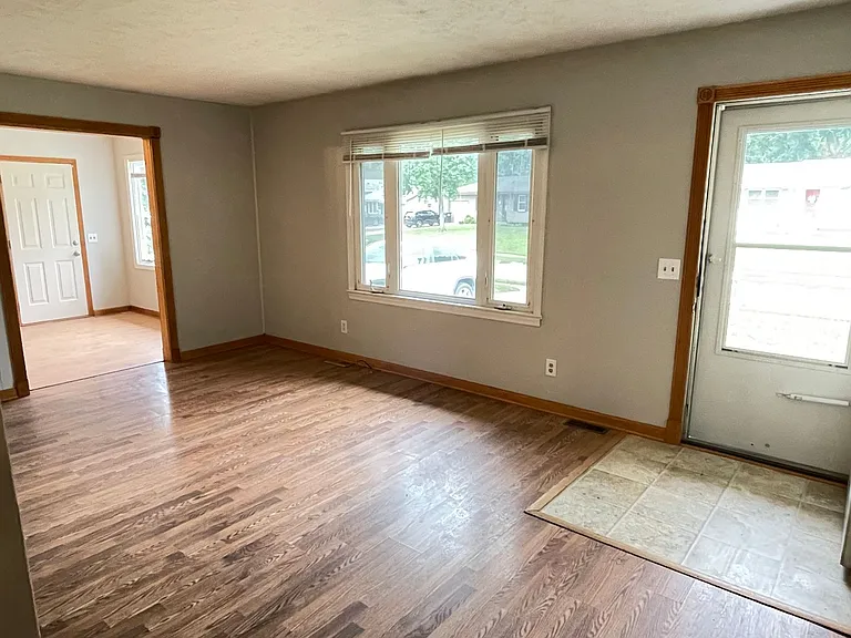 10909 Leavenworth St — Photo 10