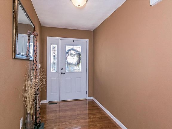 5th image of 909 Indian Prairie Dr